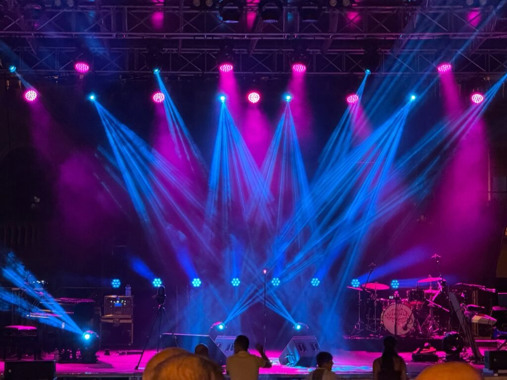 Il palco prende vita