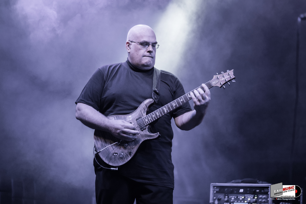 Chitarrista sul palco durante il concerto di Arisa