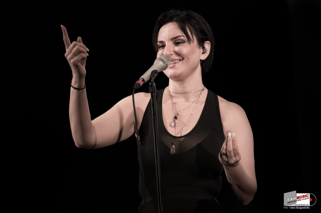 Arisa al microfono durante il Baciami Stupido Tour