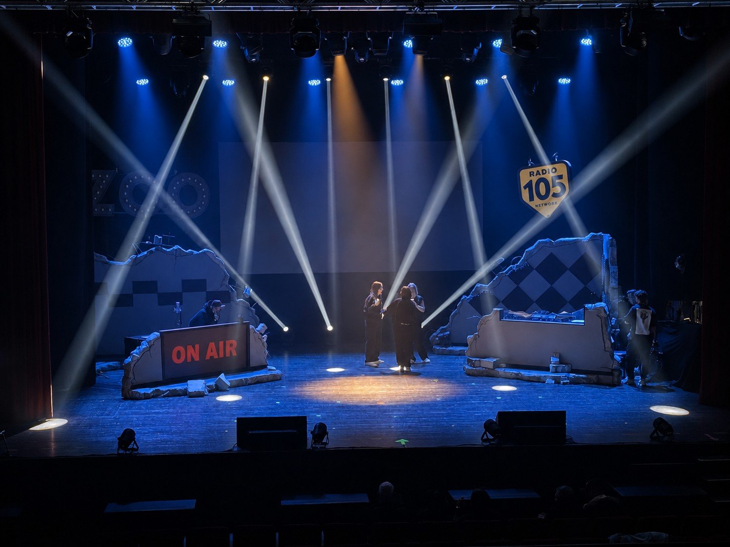 Palco de Lo Zoo di 105 con scenografia luci durante il tour teatrale